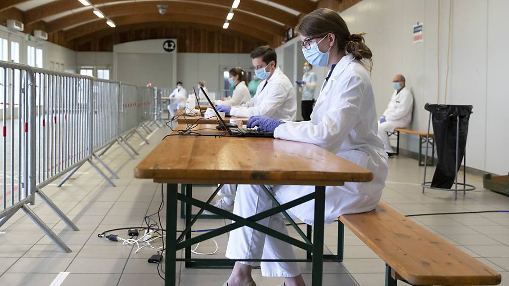 Medizinisches Personal arbeitet beim mobilen Coronavirus Testcenter im BEA Gelände. (Archivbild)