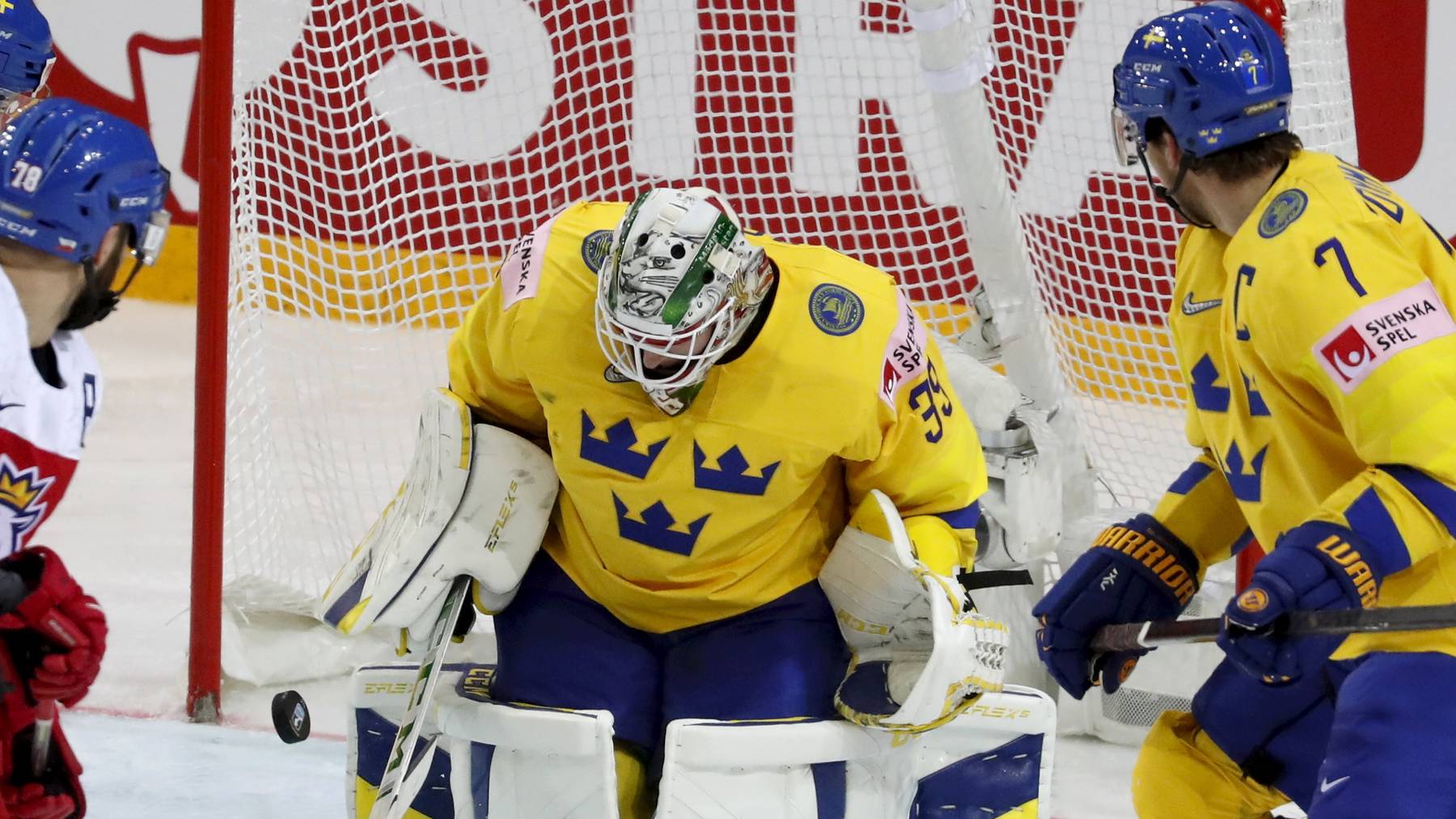 Adam Reideborn steht für Schweden auf dem Eis.