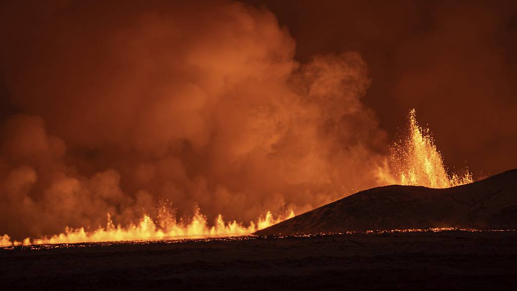 In Island ist ein Vulkan ausgebrochen. Foto: Marco Di Marco/AP/dpa