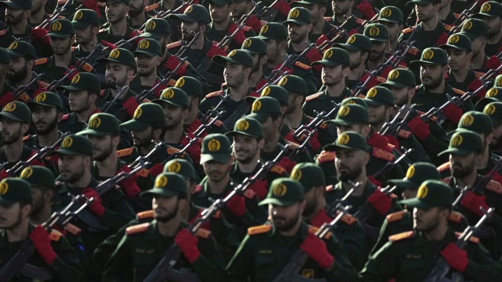 ARCHIV - Kadetten der iranischen Revolutionsgarden marschieren während einer jährlichen Militärparade. Foto: Vahid Salemi/AP/dpa