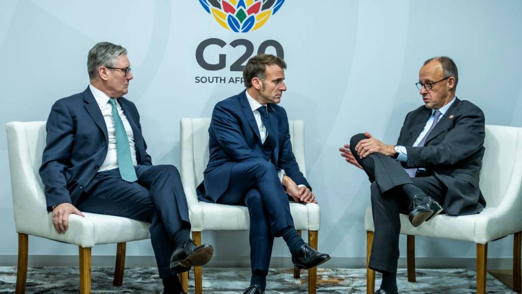 dpatopbilder - Bundeskanzler Friedrich Merz (CDU) sitzt mit Emmanuel Macron (M), Präsident von Frankreich, und Keir Starmer (l), Premierminister von Großbritannien, beim G20-Gipfel beim Gespräch. Auf der Agenda stehen die Themen Wirtschaft, Energie und Klimawandel. Foto: Michael Kappeler/dpa-Pool/dpa