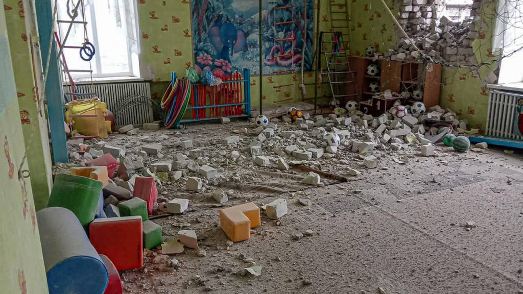 HANDOUT - Dieses von der ukrainischen Joint Forces Operation veröffentlichte Foto zeigt ein Kindergartengebäude nach angeblichem Beschuss durch Separatisten in der Ostukraine. Foto: --/Joint Forces Operation/AP/dpa - ACHTUNG: Nur zur redaktionellen Verwendung und nur mit vollständiger Nennung des vorstehenden Credits
