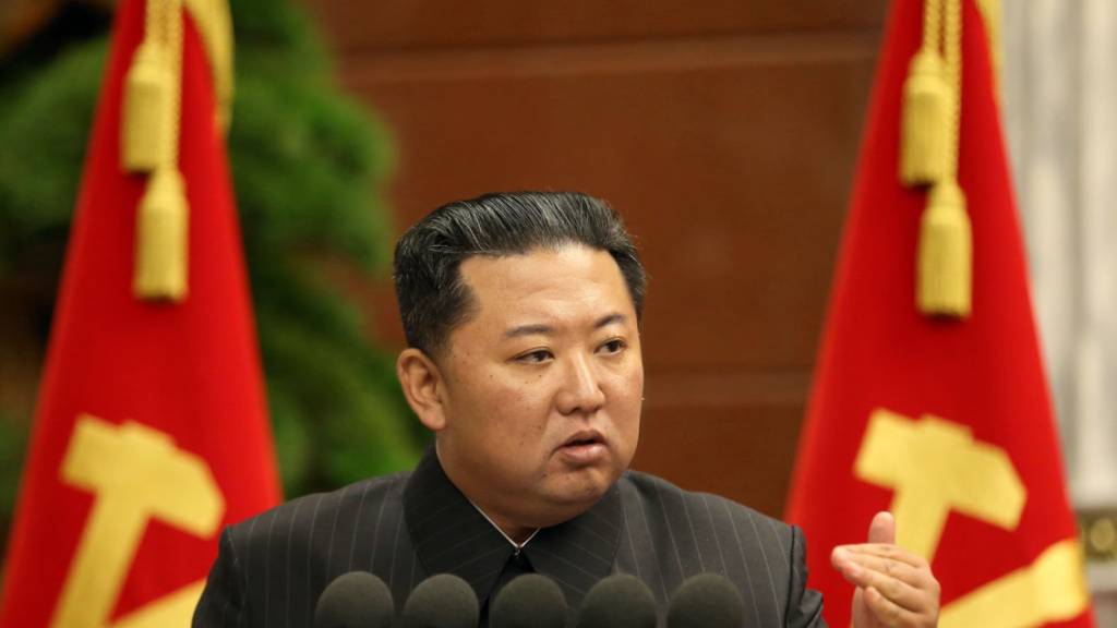 Dieses von der staatlichen nordkoreanischen Nachrichtenagentur KCNA am 03.09.2021 zur Verfügung gestellte Foto zeigt Kim Jong Un, Machthaber von Nordkorea, der während einer Sitzung des Politbüros eine Rede hält.