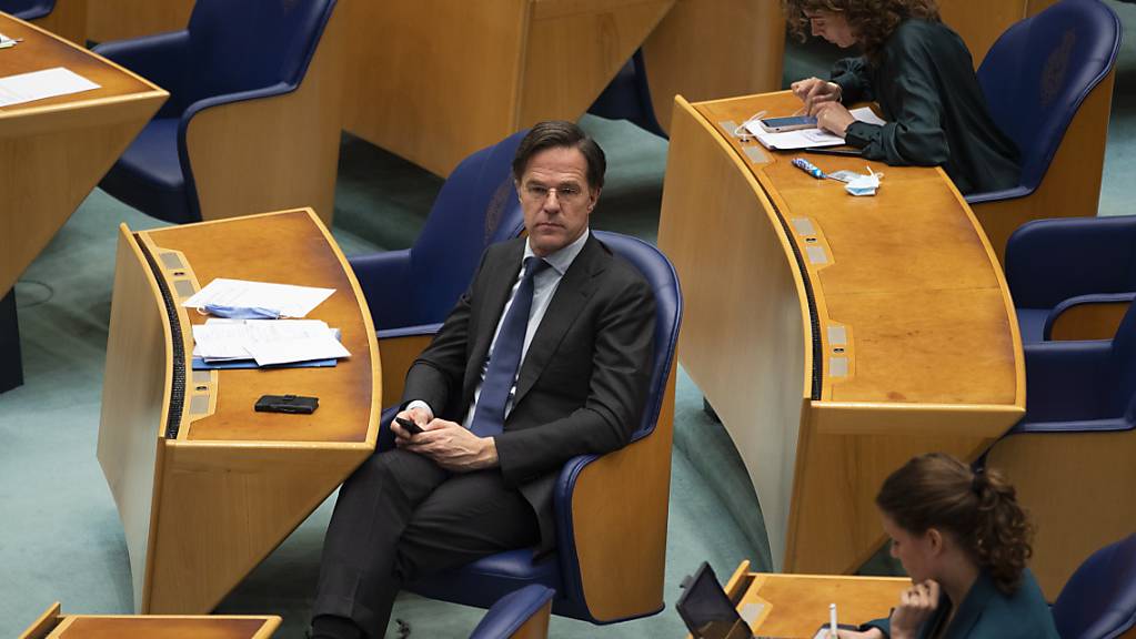 Mark Rutte, Premierminister der Niederlande, hört einer Debatte im niederländischen Parlament zu. Foto: Peter Dejong/AP/dpa