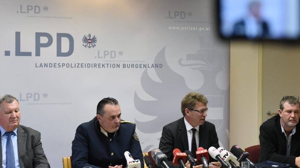 Die österreichischen Untersuchungsbehörden informieren über den Untersuchungsbericht zum Flüchtlingsdrama mit 71 Toten an der österreichisch-ungarischen Grenze im August. Laut Landespolizeidirektor Hans Peter Doskozil (2. von links) war unter den Toten auch eine sechsköpfige Familie.