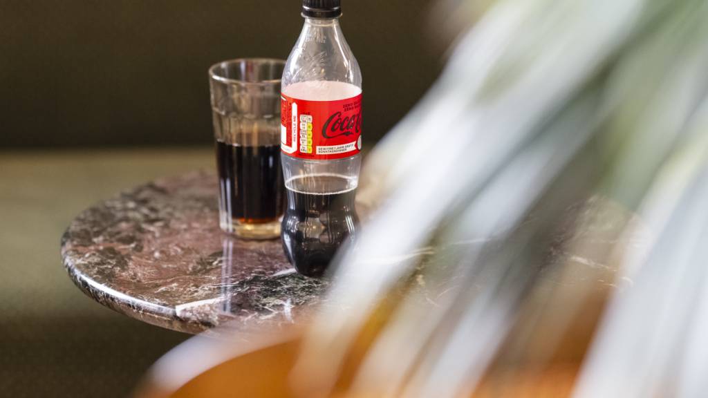 Nach Gesprächen mit EU-Kommission: Coca-Cola, Danone und Nestlé passen ihre Flaschenetiketten an. (Archivbild)