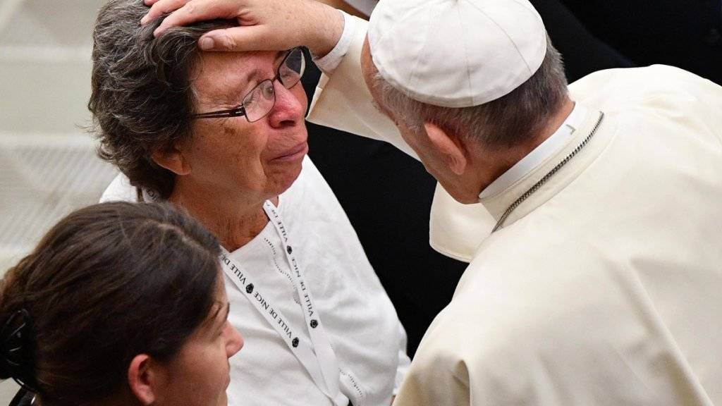 Papst Franziskus hat am Samstag Angehörige der Opfer des Terroranschlags von Nizza empfangen. Dabei rief er zu Liebe anstatt Hass auf.