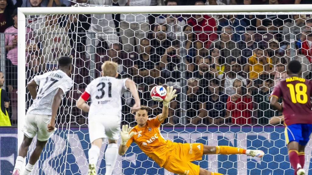 Joel Mall kann den Penalty der Gäste kurz vor Schluss nicht abwehren