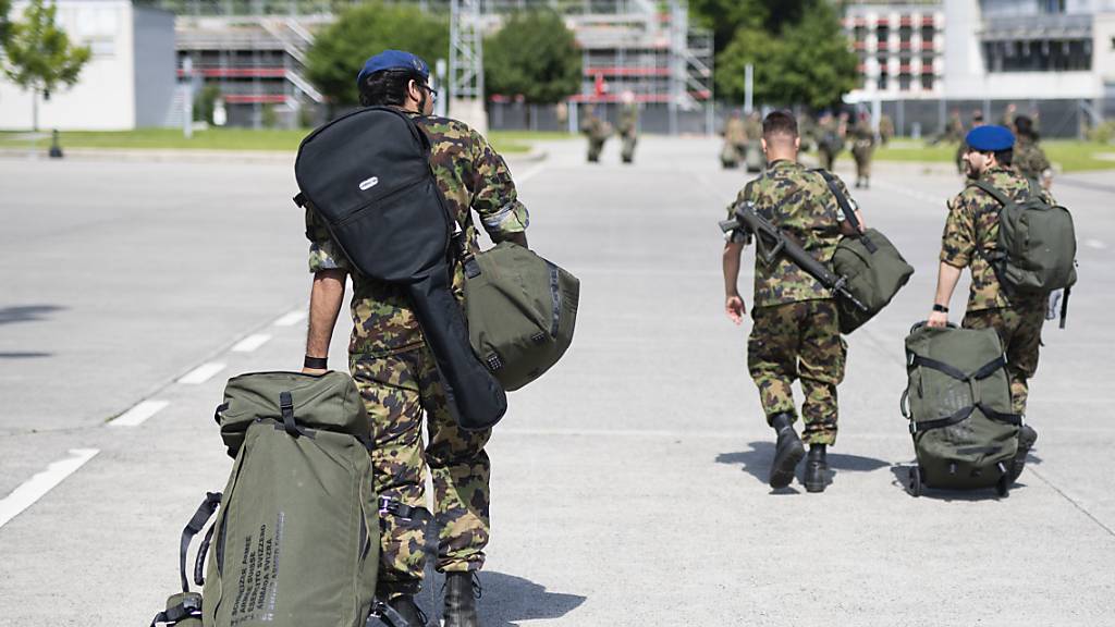 Schweizer Armee rennt wechselwilligen Soldaten nach