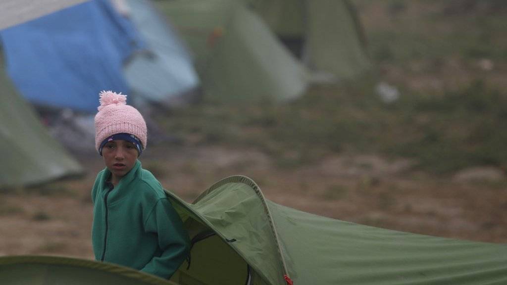 Ein Knabe steht vor einem Zelt im Flüchtlingslager von Idomeni im Norden Griechenlands.