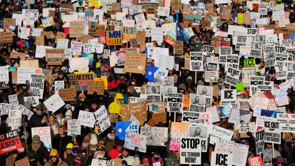 dpatopbilder - Menschen versammeln sich während einer Demonstration in Minneapolis. Foto: Alex Brandon/AP/dpa