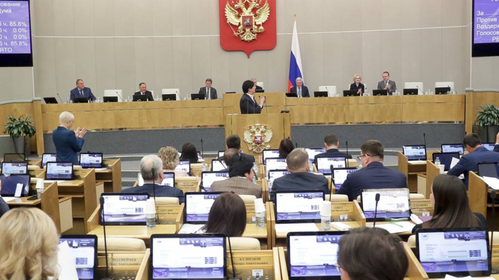 HANDOUT - Gesetzgeber nehmen an einer Sitzung der Staatsduma, dem Unterhaus des russischen Parlaments, teil. Das Parlament ein Gesetz zum Verbot von «Geschlechtsumwandlungen» verabschiedet. Foto: Uncredited/The State Duma, the Lower House of the Russian Parliament/AP/dpa - ACHTUNG: Nur zur redaktionellen Verwendung im Zusammenhang mit der aktuellen Berichterstattung und nur mit vollständiger Nennung des vorstehenden Credits