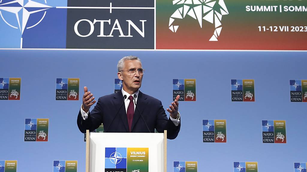 Der Nato-Generalsekretär Jens Stoltenberg spricht während einer Pressekonferenz auf dem NATO-Gipfel in Vilnius. Foto: Mindaugas Kulbis/AP/dpa