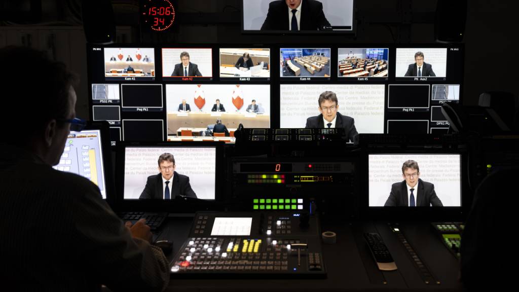 Bundesrat Albert Rösti (SVP) erscheint auf Bildschirmen im Regieraum des Schweizer Fernsehens SRF an einer Medienkonferenz über die SRG-Initiative. (Archivbild)