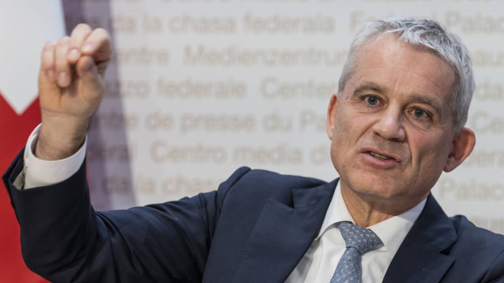 Das Schweizer Asylsystem funktioniert grundsätzlich gut, hat aber weiterhin Schwachstellen. Justizminister Beat Jans prüft nun mit Vertreterinnen und Vertretern aller drei Staatsebenen Massnahmen in verschiedenen Bereichen.