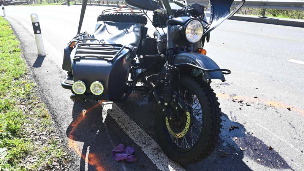 Der Fahrer wurde beim Unfall von seinem Motorrad auf die Strasse geschleudert.