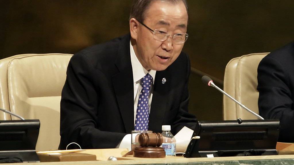 UNO-Generalsekretaer Ban Ki Moon hat nach erneuten Gewalttaten in Israel und im Westjordanland zu Besonnenheit aufgerufen. Er forderte alle politischen und geistlichen Anführer auf sich von der Gewalt zu distanzieren. Am Donnerstag waren bei Anschlaegen fuenf Menschen gestorben.