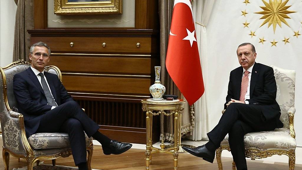 NATO-Generalsekretär Stoltenberg (l) ist am Donnerstagabend in Ankara mit Staatspräsident Erdogan zusammengekommen.
