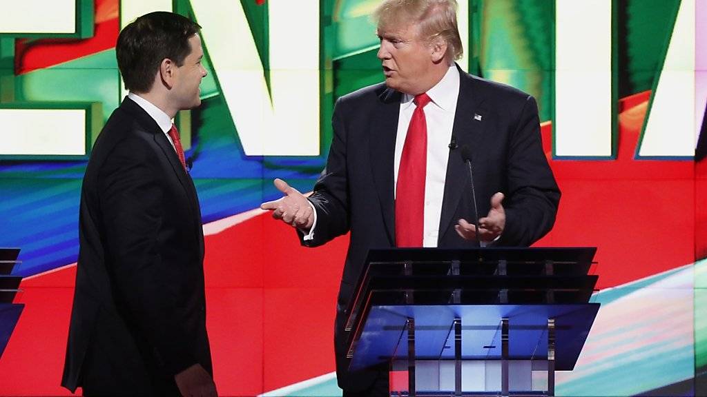 Anlässlich der TV-Debatte der republikanischen Präsidentschaftsbewerber gab Donald Trump bekannt, dass sein Ex-Konkurrent Ben Carson ihn unterstützen wird. Hier tauscht sich Trump mit Mitbewerber Marco Rubio aus.