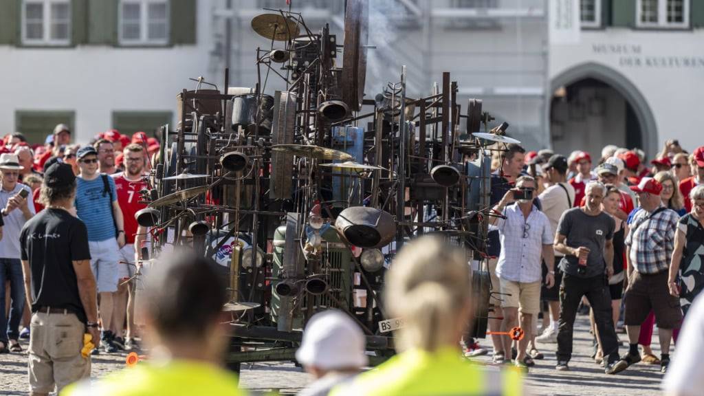 Der Fanmarsch startete auf dem Münsterplatz in Basel. Wegen einer technischen Störung war für die Tinguely-Skulptur Klamauk schon nach wenigen Metern Schluss.
