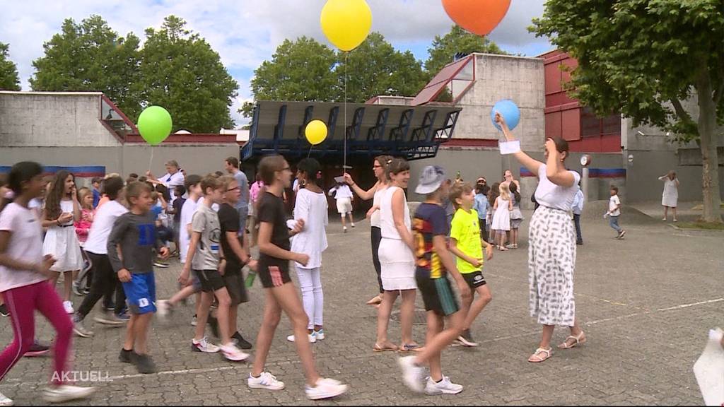 Aarauer Schülerinnen und Schüler feiern Maienzug auf dem Pausenplatz