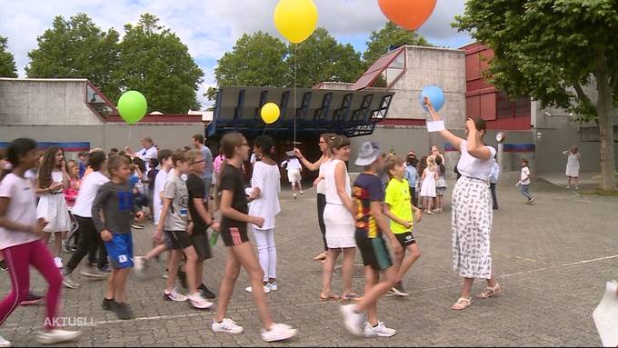 Aarauer Schülerinnen und Schüler feiern Maienzug auf dem Pausenplatz