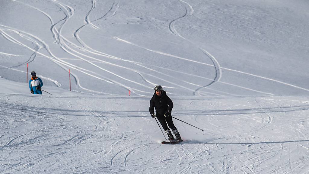 Wegen den im Vergleich zum Vorjahr guten Schneeverhältnissen ist die Wintersaison 2023/24 in den hiesigen Skigebieten gut angelaufen. So lag die Zahl der Ersteintritte laut dem Branchenverband Seilbahnen Schweiz bis Ende Dezember um 26 Prozent über Vorjahr. (Archivbild)