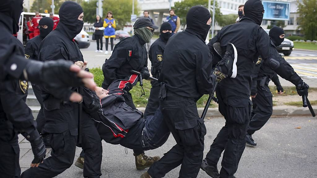 Polizisten nehmen in Minsk am Rande einer Demonstration gegen Staatschef Lukaschenko einen Mann fest.
