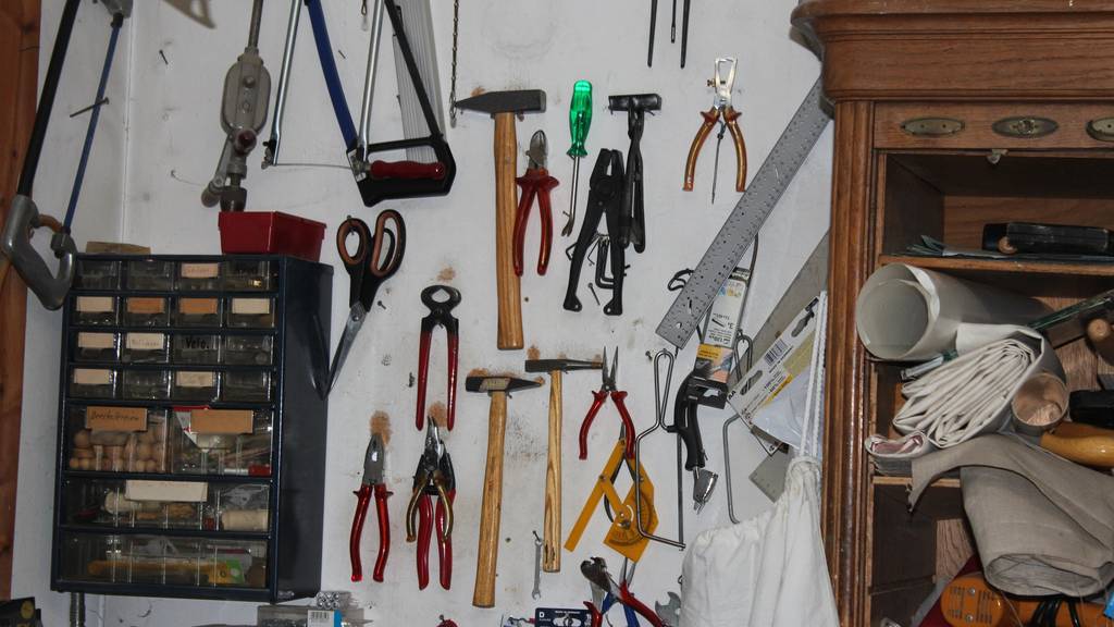 Noch hängen die Werkzeuge an der Wand – bald muss Klopfer ausziehen. (Bild: FM1Today/Tobias Bruggmann)