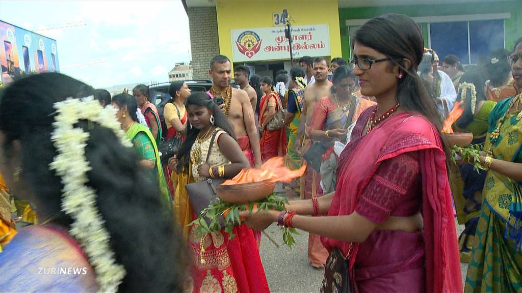 Hindus feiern farbenfrohes Wagenfest in Glattbrugg