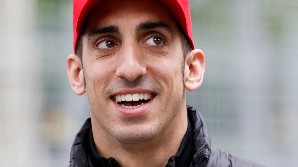 Platz 2 beim Saisonfinale: Sébastien Buemi fährt mit seinen Teamkollegen in Bahrain auf das Podest