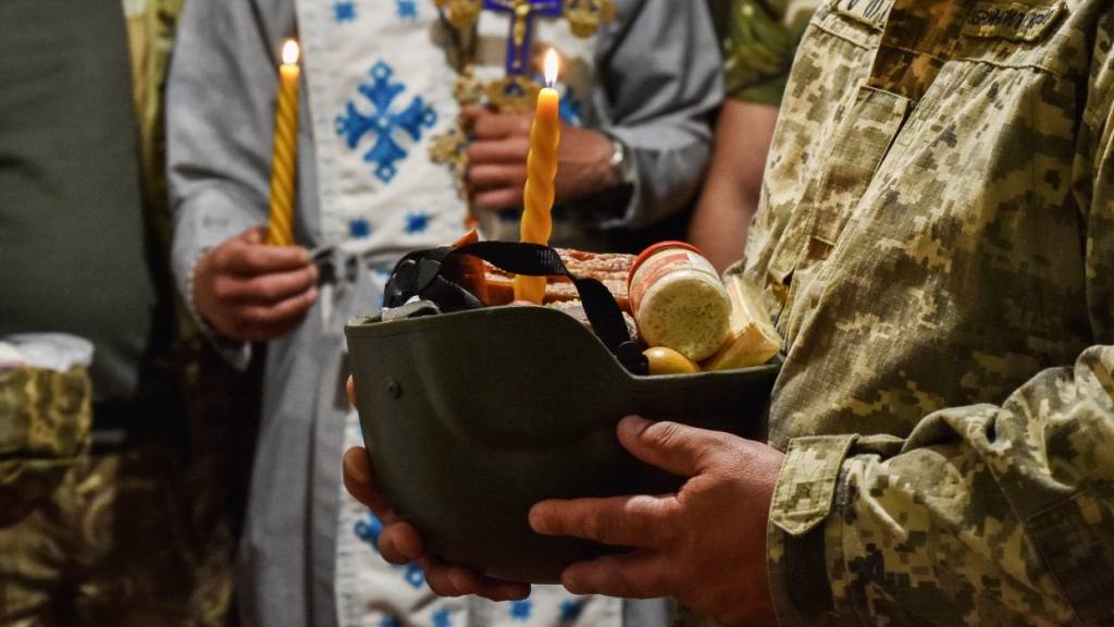 dpatopbilder - Die Ukrainer feiern das orthodoxe Osterfest, und die Soldaten der ukrainischen Streitkräfte halten sich auch an der Front an die nationalen Traditionen. Foto: Andriy Andriyenko/SOPA Images via ZUMA Press Wire/dpa