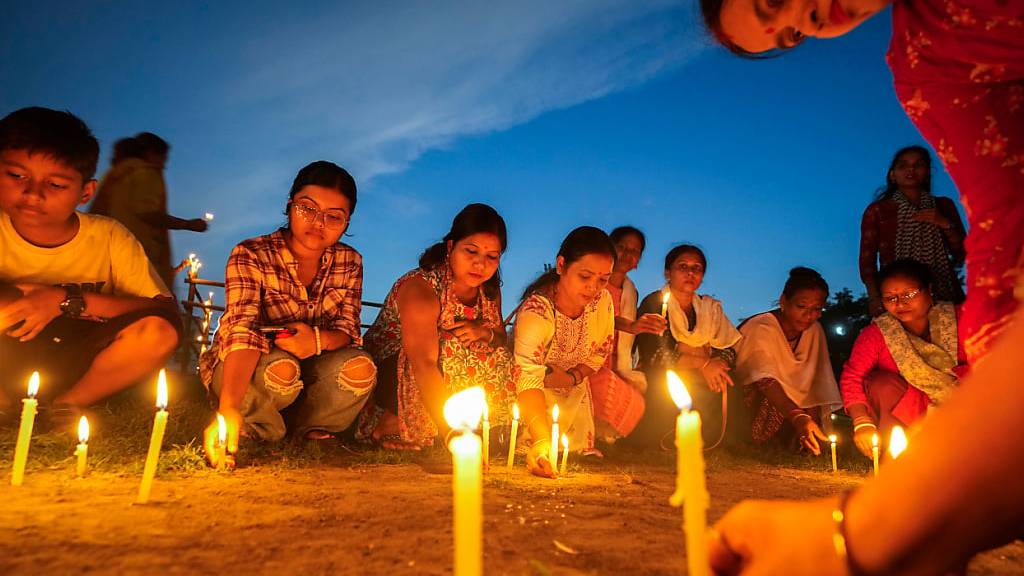 dpatopbilder - Frauen zünden Kerzen an, um gegen die Vergewaltigung und Ermordung einer angehenden Ärztin in einem staatlichen Krankenhaus in Kolkata zu demonstrieren. Foto: Anupam Nath/AP/dpa