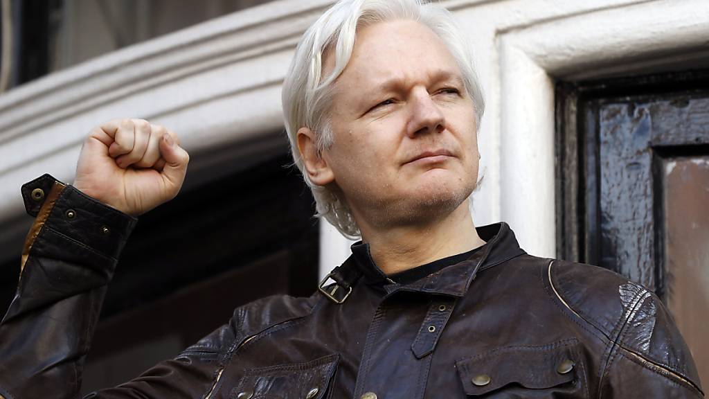 ARCHIV - Julian Assange grüßt Unterstützer vor der ecuadorianischen Botschaft in London. Seit Jahren wehrt sich der Gründer der Enthüllungsplattform Wikileaks, Julian Assange, gegen seine Auslieferung von Großbritannien an die USA. Foto: Frank Augstein/AP/dpa