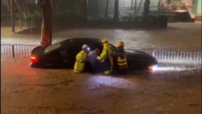 Rekord-Regenfälle setzen Hongkong unter Wasser