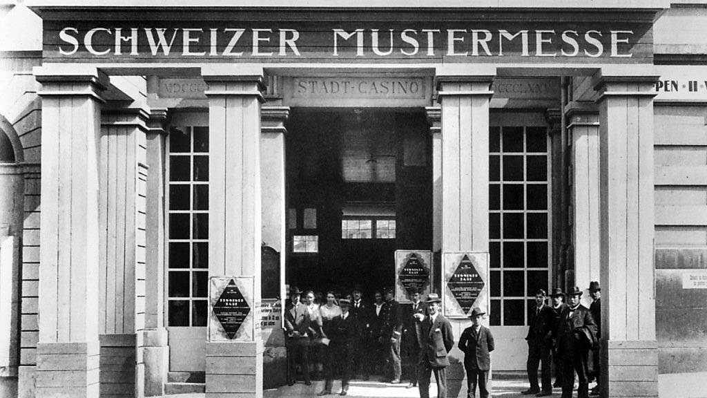 Der Eingang zur ersten Schweizer Mustermesse im Stadtcasino Basel, aufgenommen im Jahr 1917. (Archivbild)