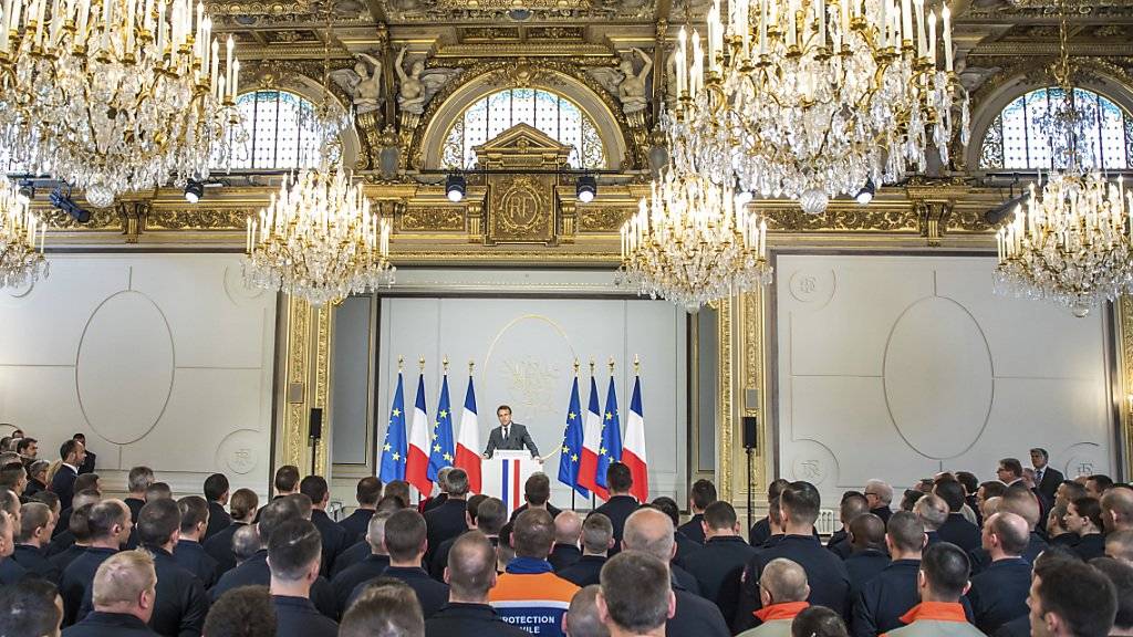 Der französische Präsident Emmanuel Macron hat am Donnerstag Rettungskräfte nach dem Brand der Kathedrale Notre Dame im Elysée Palast geehrt.