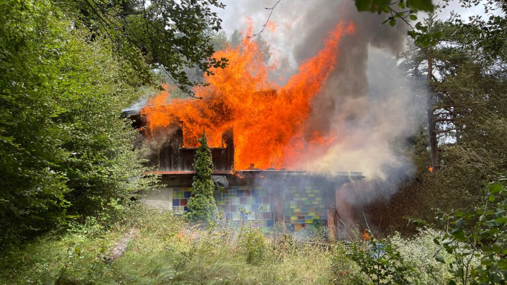 Das brennende Haus war von Wald umgeben. Die Feuerwehr konnte das Übergreifen der Flammen auf die Bäume eindämmen.