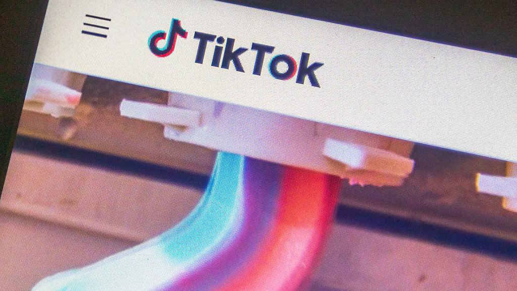 Blick auf einen Monitor auf dem die Videoplattform TikTok geöffnet ist. Aus Angst vor dem neuen Gesetz zum Schutz der nationalen Sicherheit in Hongkong zieht sich die populäre internationale Videoplattform TikTok aus der chinesischen Sonderverwaltungsregion zurück. Foto: Rishi Deka/ZUMA Wire/dpa