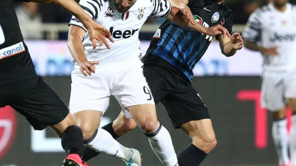 Aufsässig: Atalanta-Legionär Remo Freuler (rechts) bereitet Juventus Turins Goalgetter Gonzalo Higuain Probleme