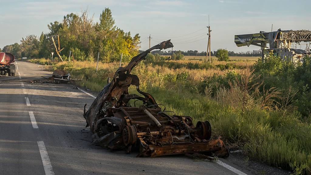 Zerstörte Fahrzeuge stehen auf einer Straße in der Region Charkiw, südöstlich von Charkiw. Die Ukraine hat diese Woche nach eigenen Angaben große Gebiete in der Region Charkiw zurückerobert. Foto: David Ryder/ZUMA Press Wire/dpa