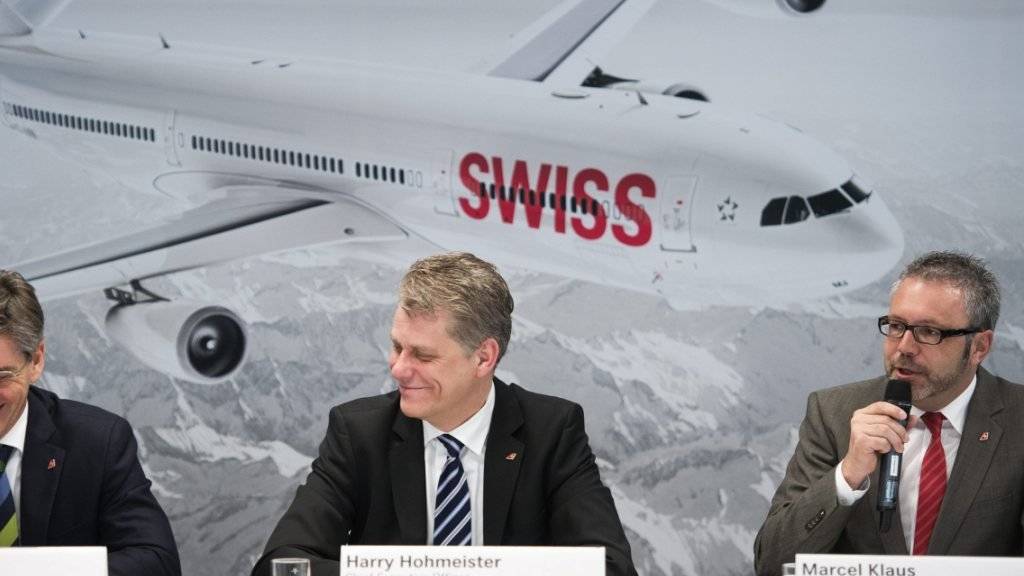 Swiss-Management mit dem neuen Flaggschiff Boeing 777 im Hintergrund. (Archiv)