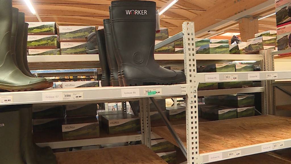 Läden erleben wegen Regen Run auf Gummistiefel und Wasserpumpen