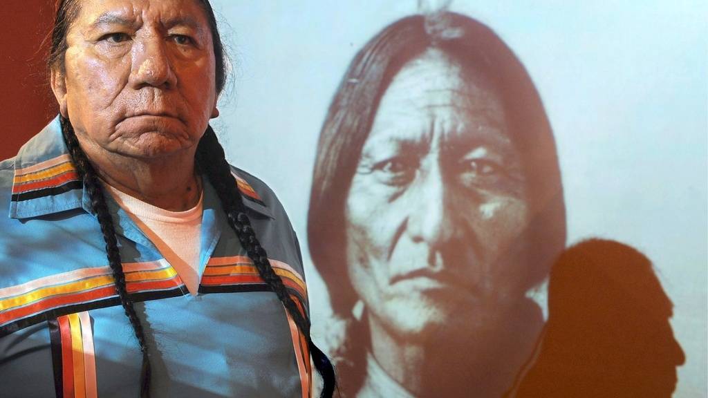 Ernie LaPointe, der Urenkel des legendären Häuptlings Sitting Bull, vor einem Porträt seines berühmten Vorfahren. Die Verwandtschaft zwischen den beiden konnte erst jetzt eindeutig nachgewiesen werden dank einem neuen DNA-Verfahren (Archivbild).