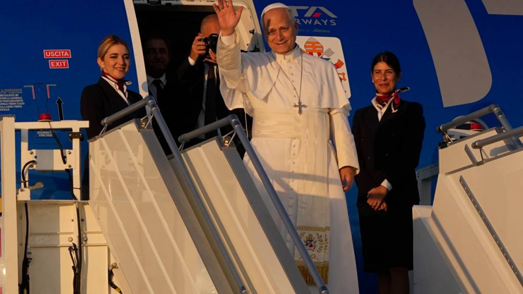 Papst Leo XIV. steigt am internationalen Flughafen Leonardo da Vinci in Fiumicino in ein Flugzeug nach Paris, um einen viertägigen Pastoralbesuch in Frankreich zu absolvieren. Foto: Alessandra Tarantino/AP/dpa