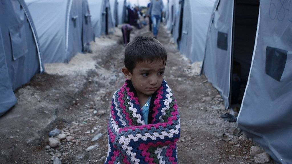 Ein syrischer Bub hüllt sich in einem Flüchtlingslager in der Türkei in eine Decke. (Archiv)