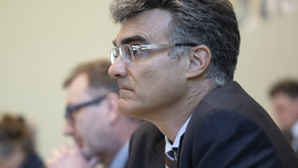 Regierungsrat Marcus Caduff stellt fest, dass das neue Angebot der 24-Stunden-Opferhilfenummer 142 in Graubünden auch ausserhalb der Bürozeiten immer wieder genutzt wird.