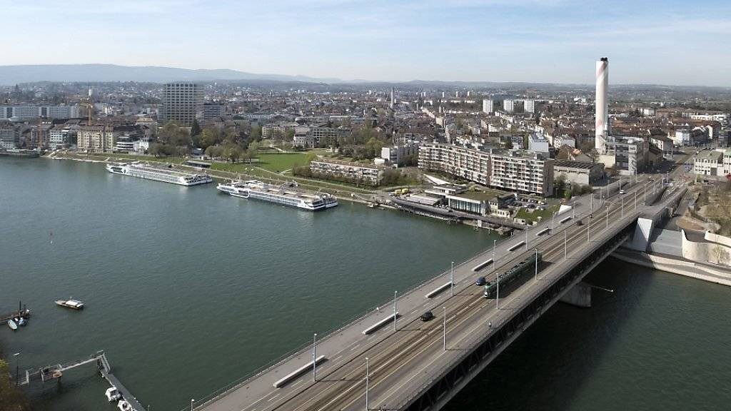 Bei der Basler Dreirosenbrücke ist am Mittwochabend ein Mann im Rhein verschwunden. (Archivbild)