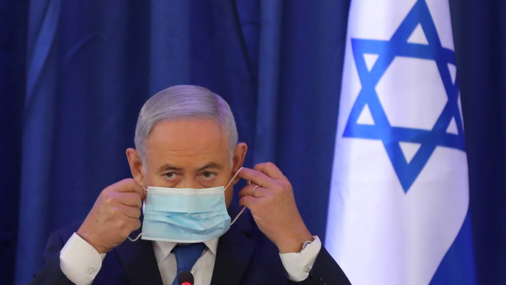 Wegen der Corona-Krise wollen die Anwälte des israelischen Regierungschefs Benjamin Netanjahu die Beweisaufnahme im Korruptionsprozess gegen den den 70-Jährigen hinauszögern. (Archivbild)