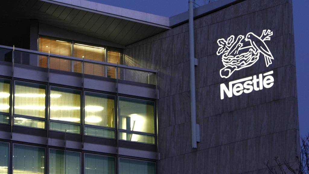 Der Nahrungsmittelkonzern Nestlé kündigt trotz Wachstum ein neues Sparprogramm an. (Archivbild)